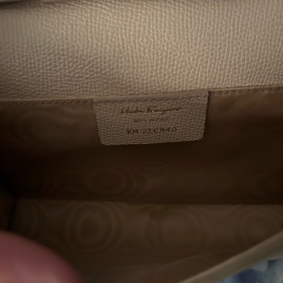 Salvatore ferragamo authentic cream leather handbag - Picture 4 of 8